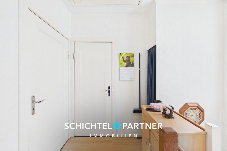 Huchting | Freistehendes Ein- Zweifamilienhaus mit großem Grundstück – S&amp;P | Flur