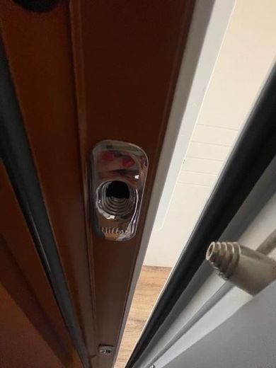 Hannover-Bemerode'un sakin ve seçkin konumunda cazip 3 odalı daire (72 m²) – Wohnungseingangtür
