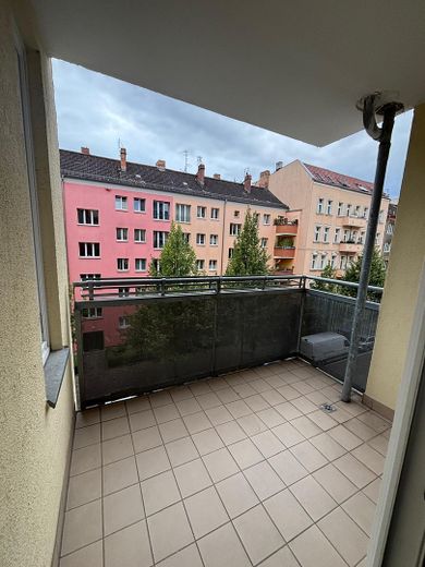 Luminoso piso de 3 habitaciones con logia, sin comisión y en una ubicación privilegiada de Berlín – Loggia