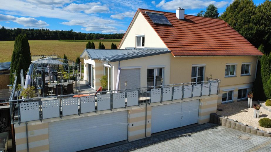 Einfamilienhaus in unverbaubarer Randlage auch als Mehrgenerationenhaus nutzbar. 3 Wohneinheiten – Foto 1