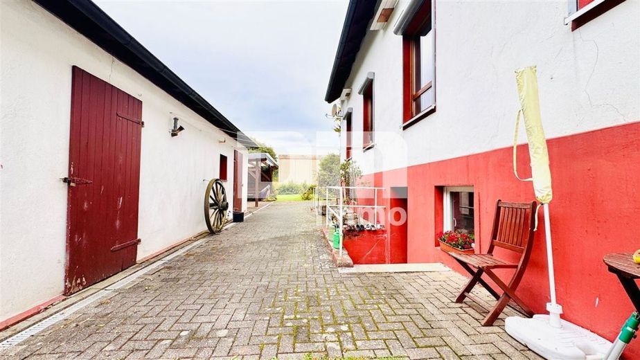 Modernisiertes Einfamilienhaus auf riesigem Grundstück mit Carport und Nebengebäude – Innenhofbereich