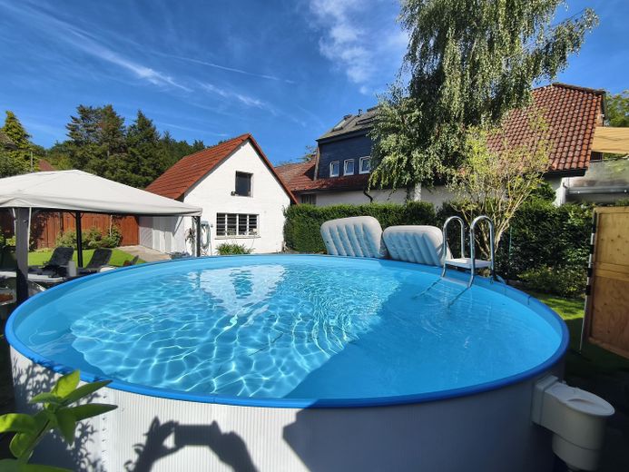Freistehendes Zweifamilienhaus in Rumpenheim 7,5 Zimmer, 3 Bäder, gr. Garten, Garage, Ausbau möglich – Garten Pool