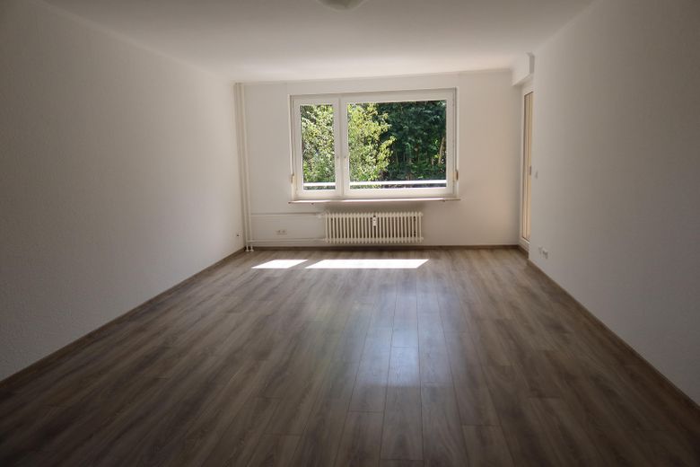 Appartement 3 pièces avec balcon et place de stationnement à Niefern – Wohnzimmer