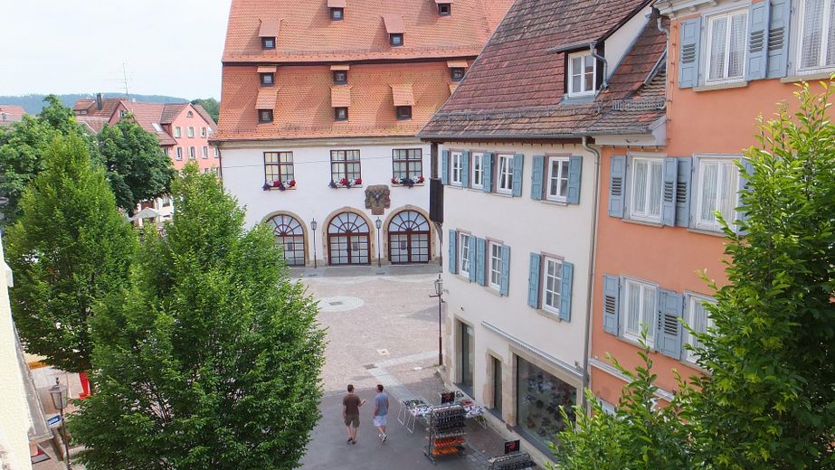 Exklusive 2-Zimmer-Wohnung mit Terrasse und EBK im Zentrum von Rottenburg – Blick aus dem Fenster