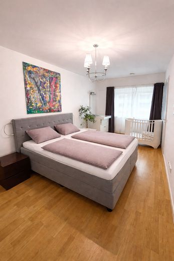 Amueblado: moderno apartamento de 4 habitaciones en los Welfenhöfen (limitado a dos años) – Schlafzimmer_1