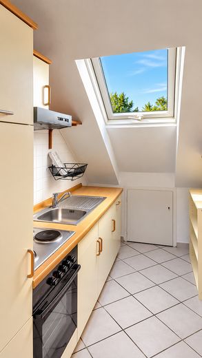 Gemütliche 3-Zimmer-Dachgeschosswohnung mit Balkon und Blick ins Grüne in Reinheim – Küche