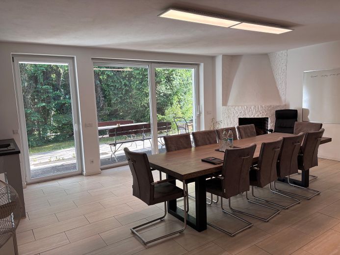 mooie woning met kantoor/opslag, groot terras, veel groen, ecologisch geïsoleerd, lage gemeentelijke bedrijfsbelasting. SLECHTS 240% – Großer Wohn-/Essbereich
