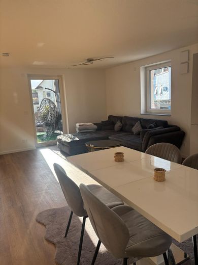 شقة جديدة مُجددة بالكامل من 4 غرف بمساحة 111م2 مع شرفة كبيرة – Esszimmer Wohnzimmer