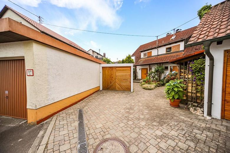 Senden‑Aufheim'de birinci sınıf konumda modernize edilmiş ikiz ev – 140 m² yaşam alanı + büyük ofis - komisyonsuz – Vorderansicht mit Zufahrt