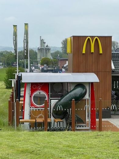 Grundstücksansicht gegenüber 