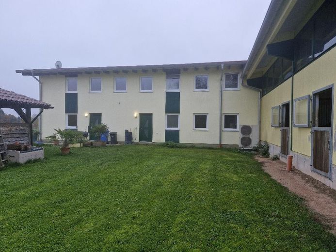 Centro ippico senza provvigioni sul lago con maneggio coperto, campo da equitazione e 15 box per cavalli – Ansicht Wohnbereich