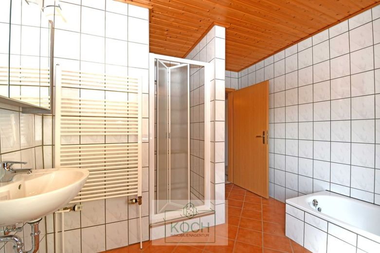 Großes 1-2 Familienhaus mit großem Grundstück in Loxstedt-Hahnenknoop – Badezimmer_EG