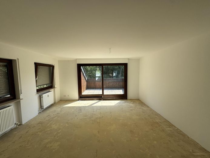 Sanierte 3-Zimmer-Dachgeschosswohnung mit Dachterrasse und Tiefgaragenplatz – Wohnzimmer