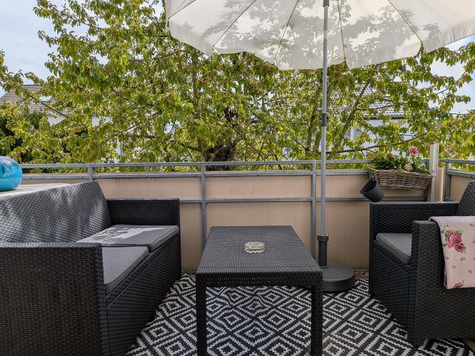Balkon mit Kirschbaum