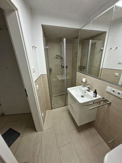 Moderno appartamento mansardato con 2 locali a Fürth | Cucina componibile | Ascensore | Garage sotterraneo | Anno di costruzione 2021 – Foto 5