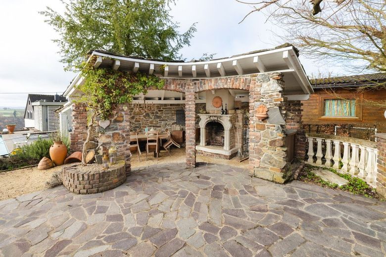 Villa mit Weitblick, Pool, Sauna und Koi-Teich in begehrter Lage von Hochscheid! – Gartenlaube-Grillecke