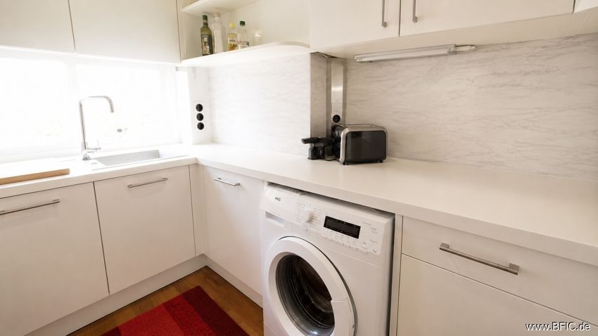 elegante 2-Zi.-Wohnung mit großem Balkon - möbliert vermietet nähe Spittelmarkt – Küche