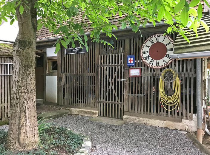 Außentoilette, Werkstatt