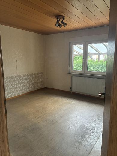 Wolnostojący dom dwurodzinny z potencjałem i dużym ogrodem, 170 m² – Schlafzimmer