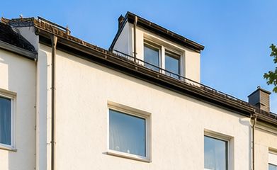 Energetisch kernsaniertes, modernes Reihenmittelhaus (KfW 55) mit Garten, Terrasse & Garage – Außenansicht