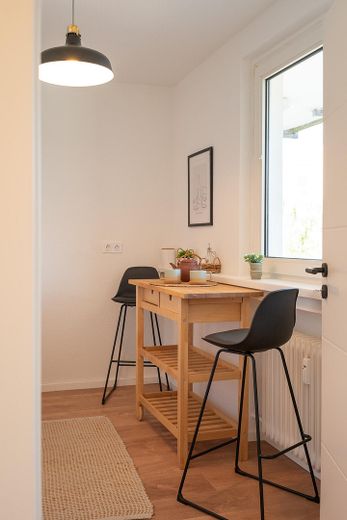 Frisch renovierte 3-Zimmer Eigentumswohnung mit Südbalkon und Aufzug – Frühstücksbereich in der Küche