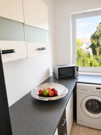 Luminoso apartamento de 3 habitaciones con balcón y vistas al jardín – Küche
