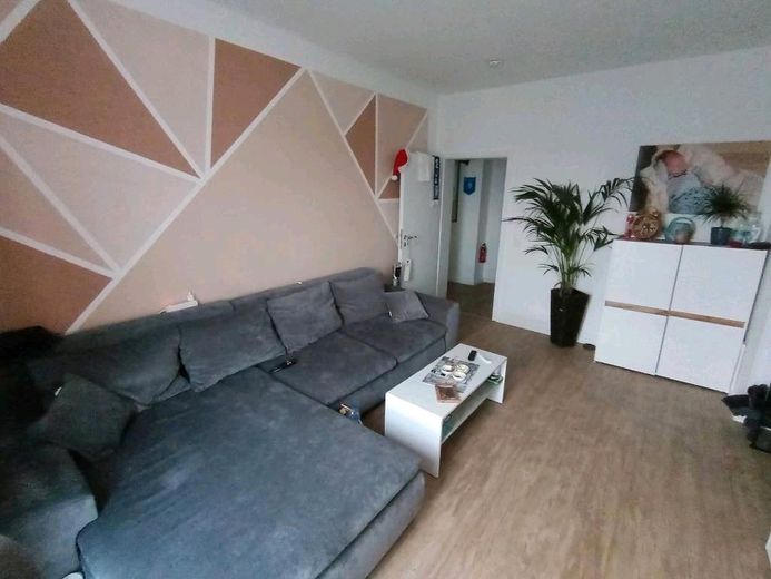 Bonito apartamento de 2,5 habitaciones con balcón orientado al sur y vistas sobre la ciudad – Wohnzimmer