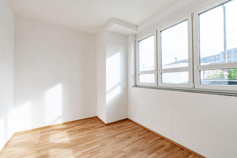 Lichtdurchflutete Neubau 3,5-Zimmer Maisonettewohnung: Loft-Charakter in zentraler Lage – Geräumiges Schlafzimmer EG
