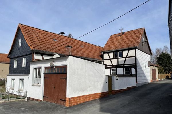 1 Familienwohnhaus m. Ergänzungsbau sowie Nebengelass + Garage