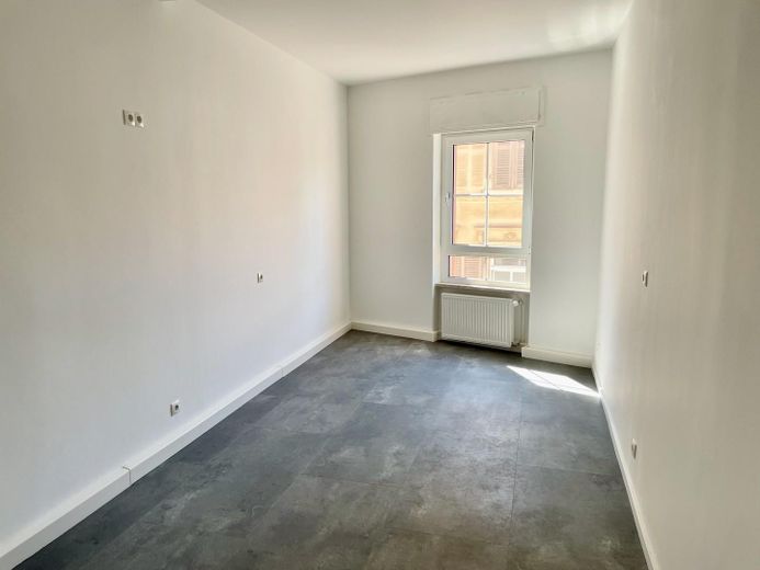 Edificio residencial multifamiliar renovado, 5,5 % de rentabilidad, casco antiguo de Landau, 4 unidades, dividido en régimen de propiedad horizontal, sin comisión – Foto 8