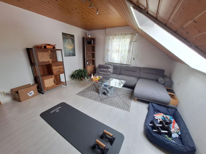 Gemütliche Dachgeschosswohnung 4 Zimmer mit Einbauküche in ruhiger Wohngegend – Zimmer 1