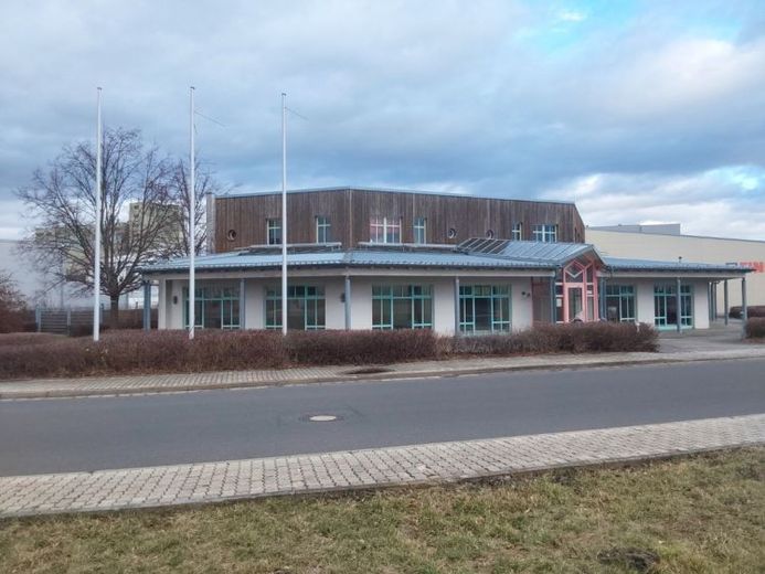 Großzügige Produktionshalle mit Bürotrakt (ca. 2.160 m² beheizbar) – LKW-befahrbar | Industriegebiet – Foto 1