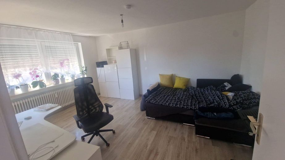 Preis verhandelbar: Helle, kurzfristig bezugsfreie 4,5-Zi.-Wohnung in Top-Lage von Laupheim-Süd – Wohnzimmer