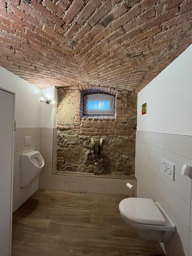 smart single apartment with modern fitted kitchen, ready to move in, right by the Landeskrone, separate parking space available – Partykeller-Sani(Barrierefrei)