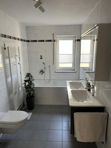 Moderno appartamento al piano terra di 3,5 locali con giardino e seminterrato in posizione TOP a IN-Süd, vicino alla stazione centrale – Badezimmer