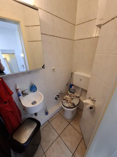 Asbach merkezinde, eski bir yarı ahşap evde, yeni yapı standardında güzel 2 odalı daire – Badezimmer mit Dusche