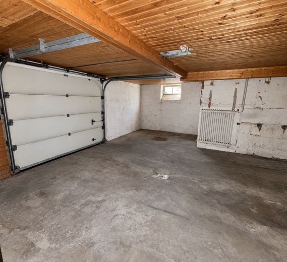 Bungalow indipendente su 669 m² · posizione ai margini del ruscello e dei campi · potenziale eccezionale! – Garage ist