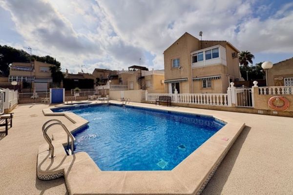 Villa con 4 camere da letto, 2 bagni e piscina condominiale