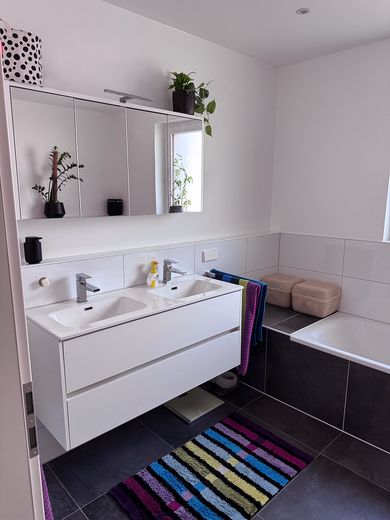 Vertragsfreie 4-Zimmer-Neubauwohnung mit TG-Stellplatz und großem Balkon in ruhiger Lage – Badezimmer