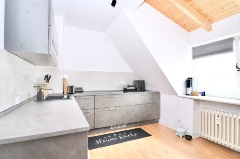 Exklusive 2 Zimmer DG Wohnung mit Loft-Charakter und zwei Dachterrassen in zentraler Lage – Küche
