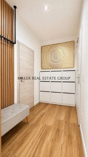 Moderne 4-Zimmer-Erdgeschosswohnung mit Privatgarten, Terrasse &amp; zwei Tiefgaragenstellplätzen! – Eingang/ Diele
