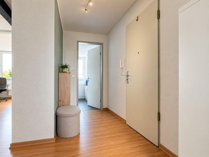 Bellissimo appartamento mansardato di 3 locali con balcone esposto a sud nella Südstadt – Cercasi subentrante dal 01.12. – Flur 