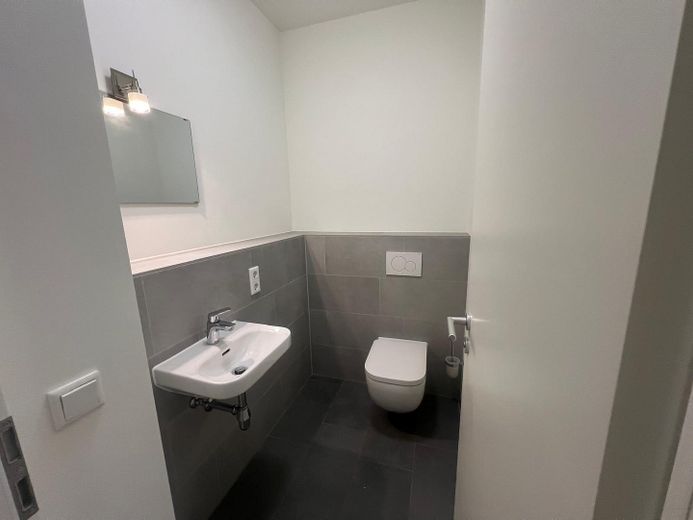 Exklusive neuwertige 3-Zimmer-Wohnung mit schönem Balkon von PRIVAT! – Bad 2