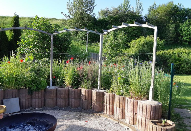 Garten mit Feuerstelle