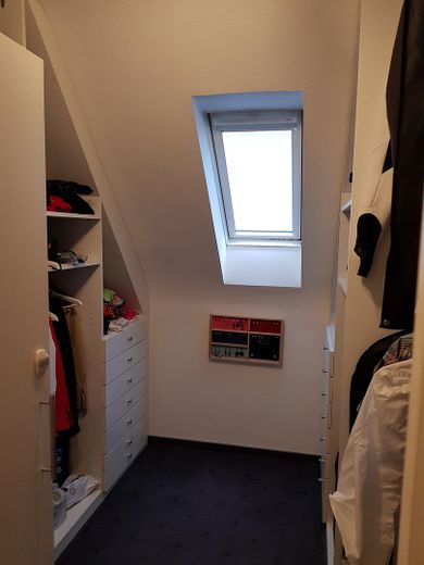 Top Maisonettewohnung mit Balkon, EBK und Klimaanlagen zu vermieten – Ankleidezimmer