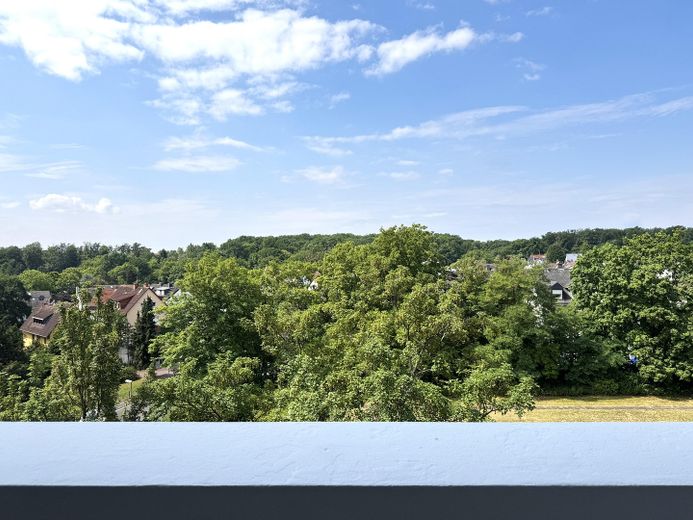 PROVISIONSFREI | Modernisierte 2-Zimmer-Wohnung mit Fernblick, großem Balkon & Einzelgarage – freier Ausblick
