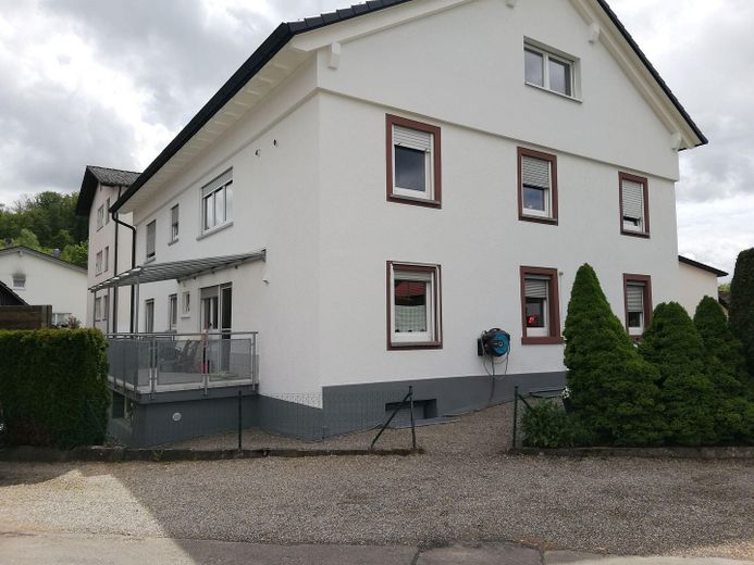 Super Lage: Attraktive 2 Zi, Kü, Bad, Keller, Trockenraum, Stellplatz, Garten zur Mitbenutzung – Aussenansicht 1