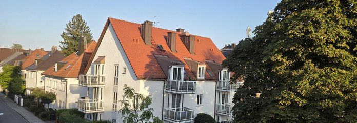 Nähe Waldfriedhof: Möblierte 2-Zimmer Wohnung im EG, kleine Anlage m. Terrasse – Hausansicht