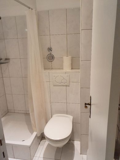 Möblierte 1 Zimmer Wohnung in Hamburg Winterhude, zentral, ab 01.09.2026 – Bad