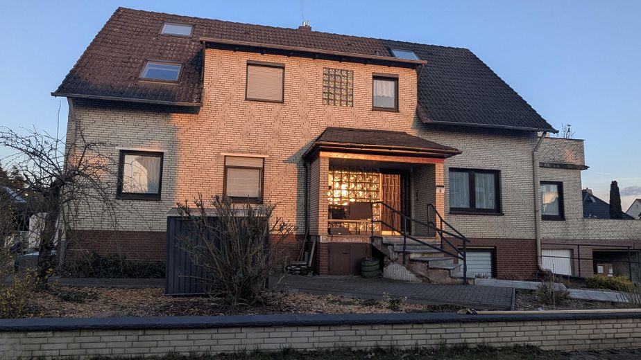 Ohne Makler: Modernisiertes 3-Familienhaus in Bordenau nahe Wald – Hausansicht